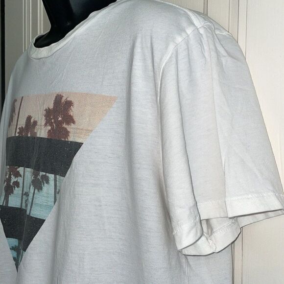 Aeropostale beach & palm tree theme T-shirt - Picture 3 of 8